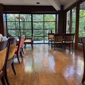 ゲストの待合室の写真です。テラスにもテーブルがあり、季節によっては風を感じ心地よく過ごせそうでした。