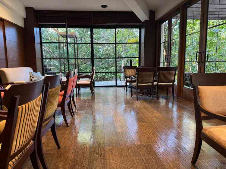 ゲストの待合室の写真です。テラスにもテーブルがあり、季節によっては風を感じ心地よく過ごせそうでした。