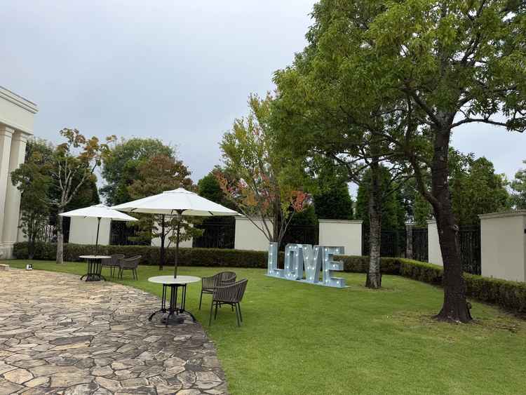 会場入口ガーデン。広々とした場所で、ゲストが過ごしてるイメージができるた