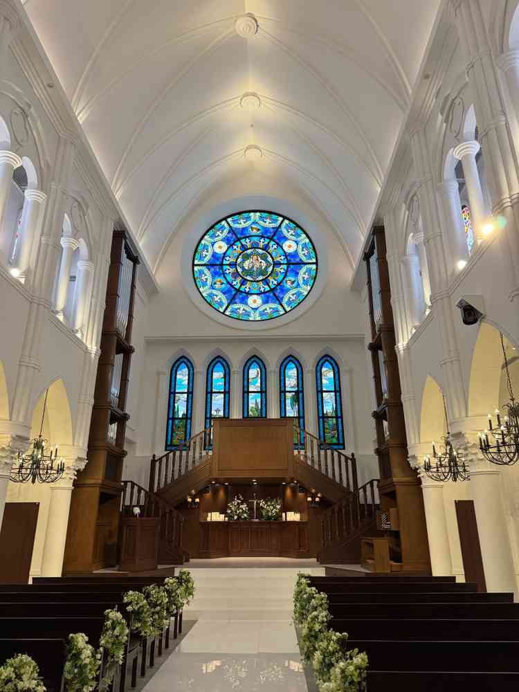 大聖堂、ステンドグラスが綺麗でした。