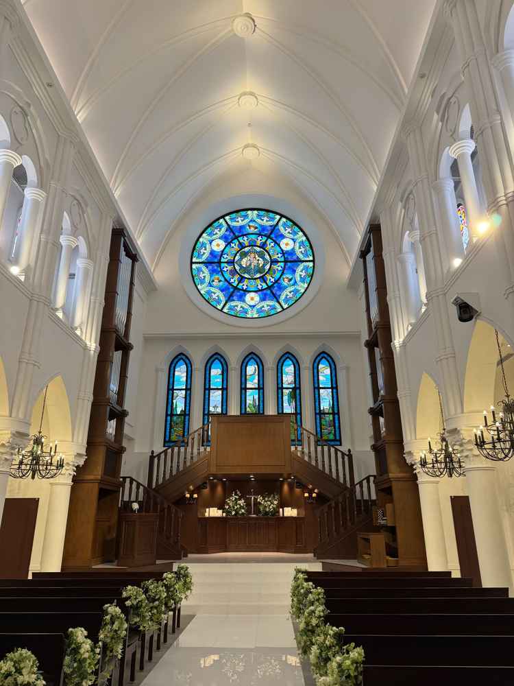 大聖堂、ステンドグラスが綺麗でした。