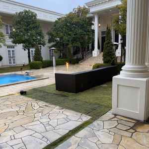 プール付きのガーデンです。雨の中でも屋根があるので外に出れます