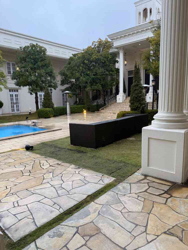 プール付きのガーデンです。雨の中でも屋根があるので外に出れます