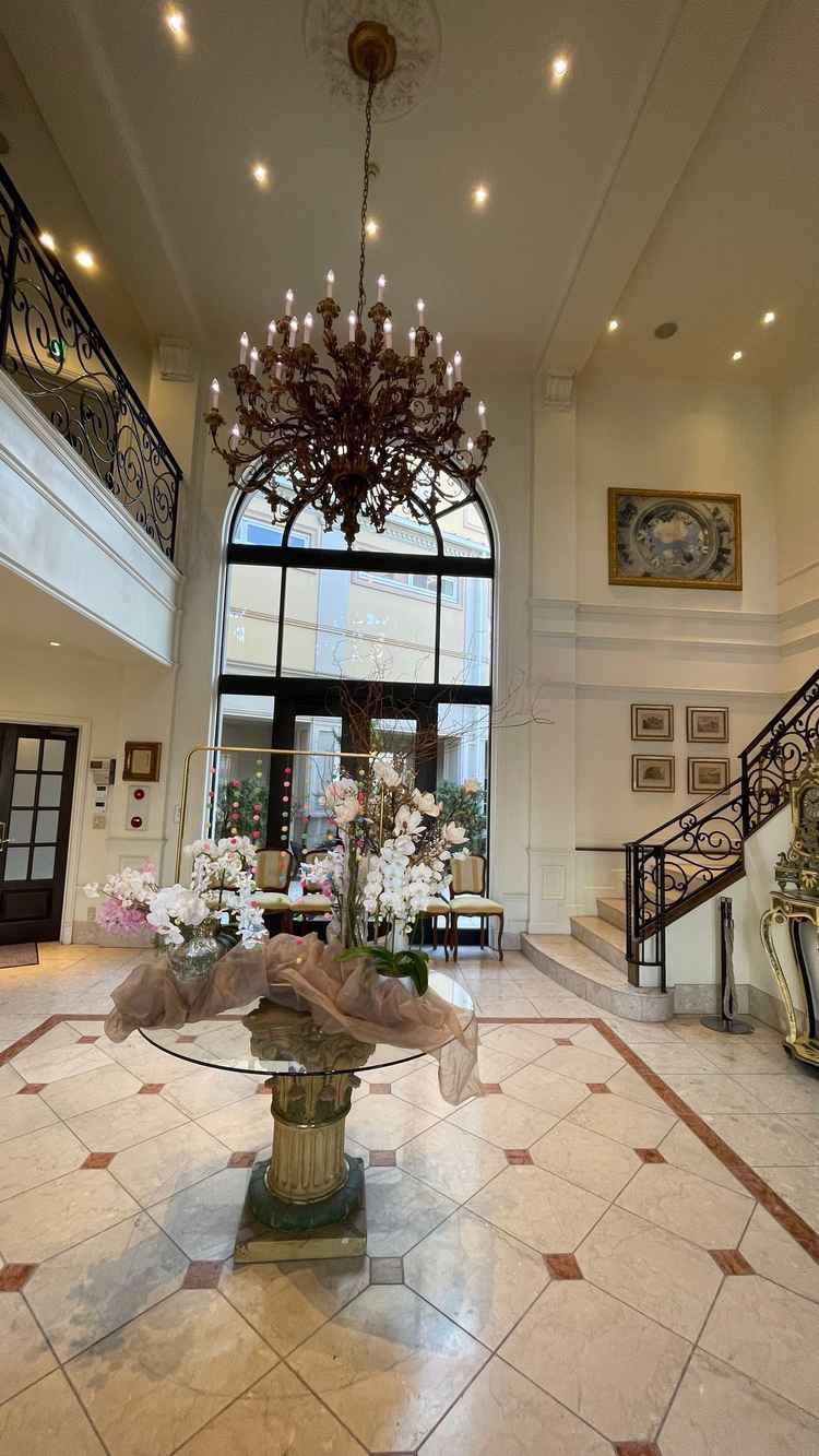 式場までの館内。全体的に洋館でゴージャスな雰囲気でした。