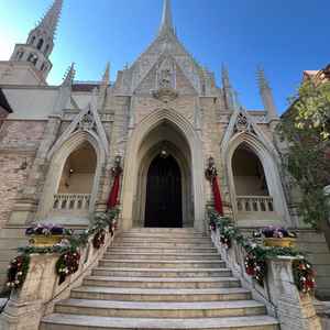 チャペルの外観。ここでフラワーシャワーやお菓子投げ、バルーンの演出等のアフターセレモニーが行われる。