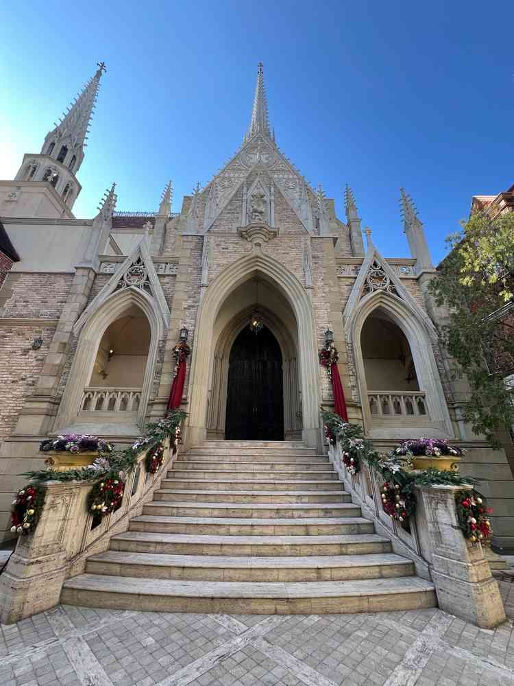 チャペルの外観。ここでフラワーシャワーやお菓子投げ、バルーンの演出等のアフターセレモニーが行われる。