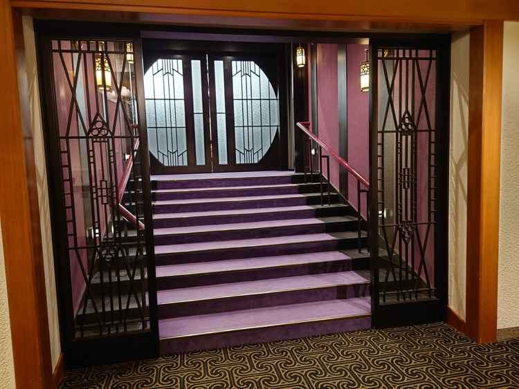 シルエット演出できるのが魅力の披露宴会場豊明の扉