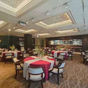 キッチンが近くにあるので、出来立てを直ぐ食べれ、視界、嗅覚でも楽しめる披露宴会場でした。