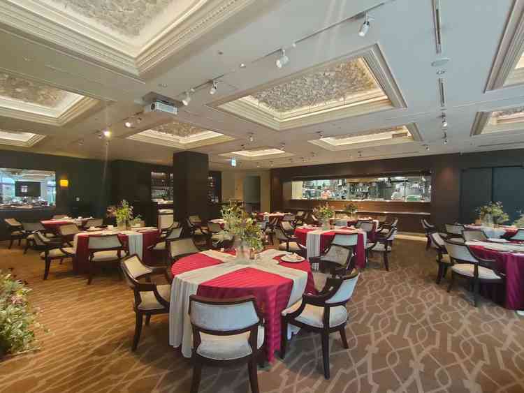 キッチンが近くにあるので、出来立てを直ぐ食べれ、視界、嗅覚でも楽しめる披露宴会場でした。