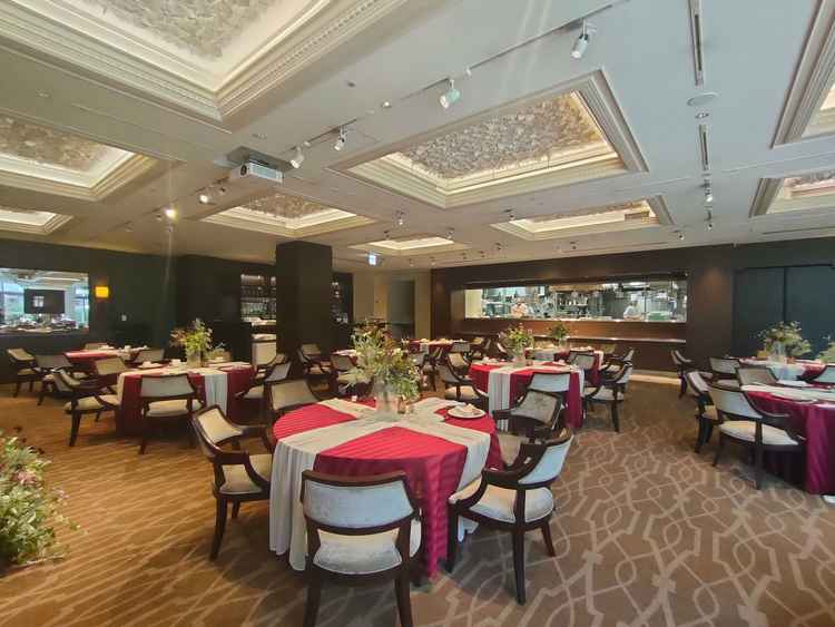 キッチンが近くにあるので、出来立てを直ぐ食べれ、視界、嗅覚でも楽しめる披露宴会場でした。