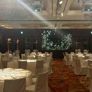 披露宴の会場。プロジェクションマッピング使えるのが非常に魅力的