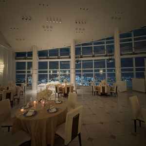 暗くするとゲストから見える夜景の景色がロマンティックで素敵でした。ゲストからも喜ばれるはずです！