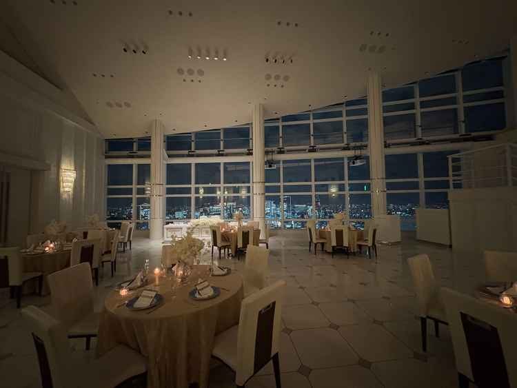 暗くするとゲストから見える夜景の景色がロマンティックで素敵でした。ゲストからも喜ばれるはずです！