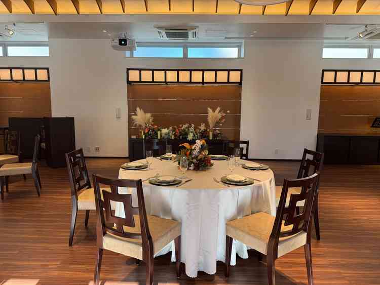 披露宴会場もサイズ感が大きすぎずアットホームにできるなと思いました。音響も綺麗でした。