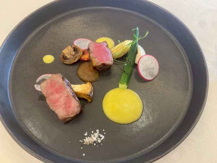 ポタージュのソースがとても美味しかった。肉もやわらかくシェフのこだわりが感じられた。