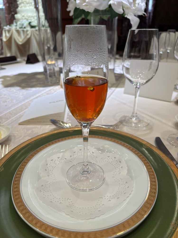 コンソメスープが美味しいかったです。くるときは金粉が固まっていたのですが、揺れるたびにヒラヒラしてる