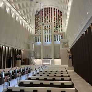 天井高で温かみがあり、バージンロードも長く、ウェディングドレスが綺麗に見える大聖堂だと思います。