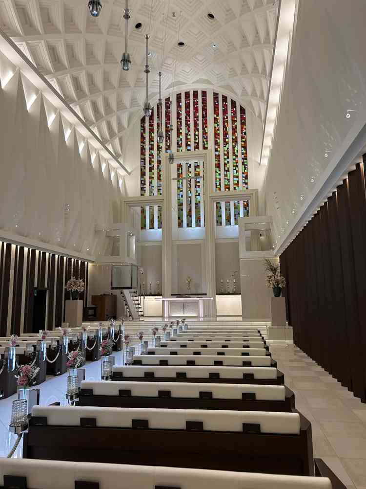 天井高で温かみがあり、バージンロードも長く、ウェディングドレスが綺麗に見える大聖堂だと思います。