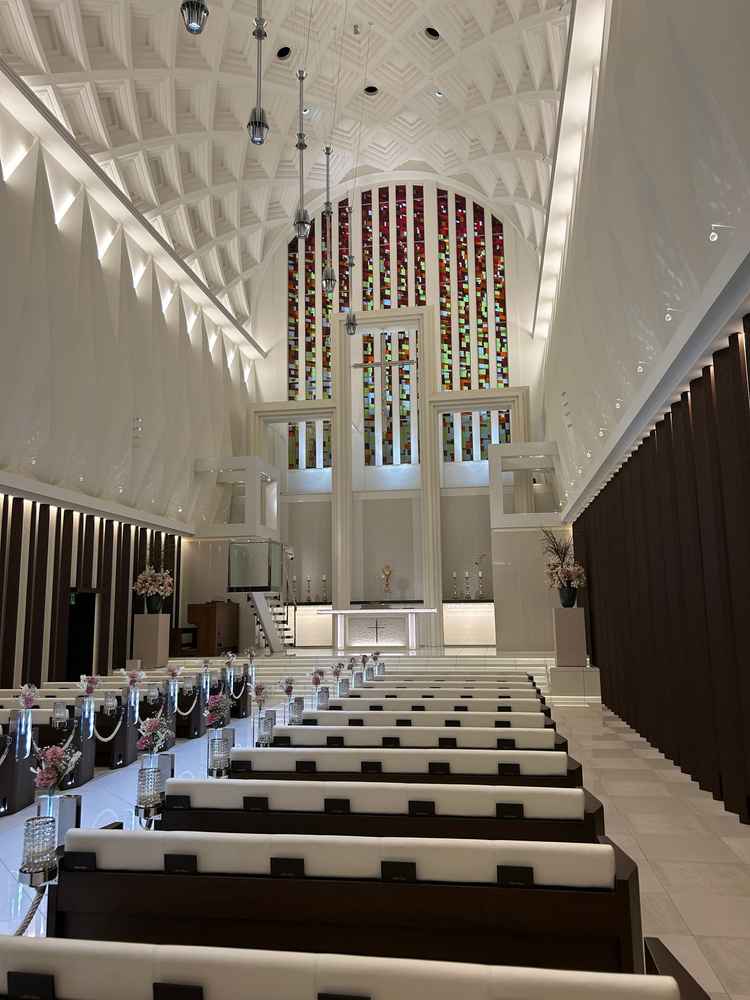 天井高で温かみがあり、バージンロードも長く、ウェディングドレスが綺麗に見える大聖堂だと思います。