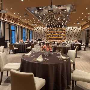 いくつかある披露宴会場のうちの1つ、グラス。プロジェクションマッピングができるようになっている。