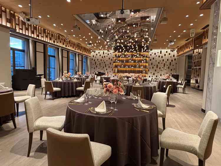 いくつかある披露宴会場のうちの1つ、グラス。プロジェクションマッピングができるようになっている。