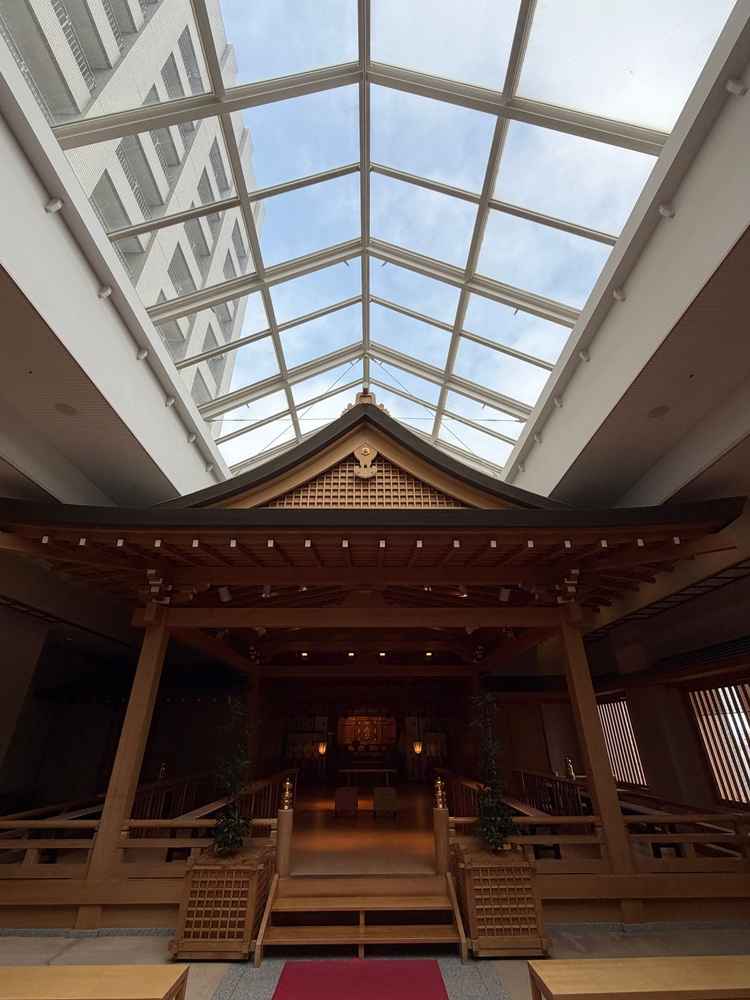 神殿での挙式会場。天井の吹き抜けから光が入るため、厳かな雰囲気の中でも明るい式になりそう。