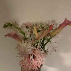 式場の方からプレゼントでお花をいただき、披露宴会場の入場体験をさせていただいた。