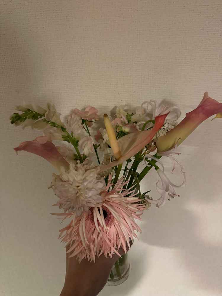 式場の方からプレゼントでお花をいただき、披露宴会場の入場体験をさせていただいた。