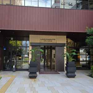 入口。スタイリッシュでまわりの建物となじんでいた。