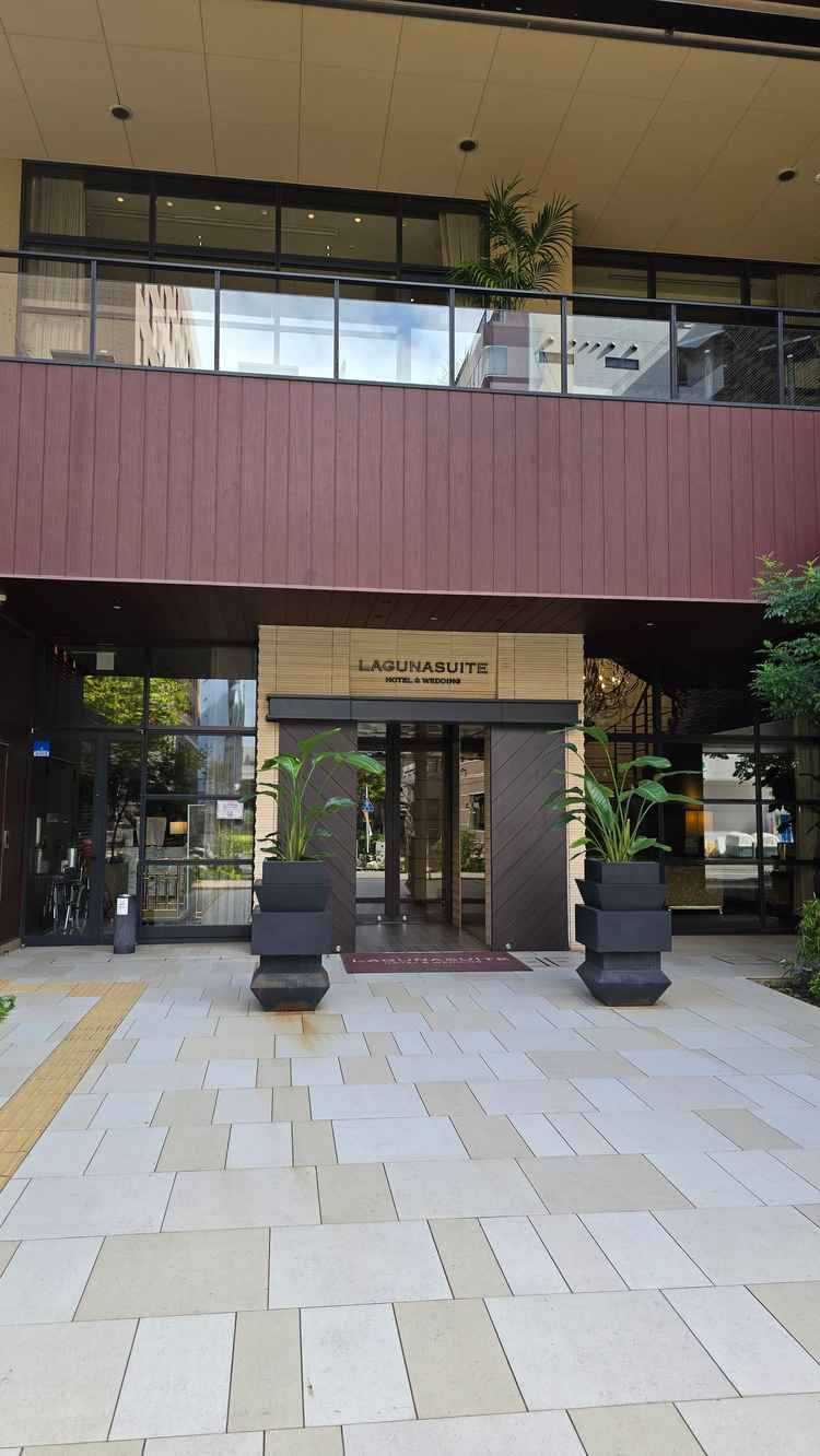 入口。スタイリッシュでまわりの建物となじんでいた。