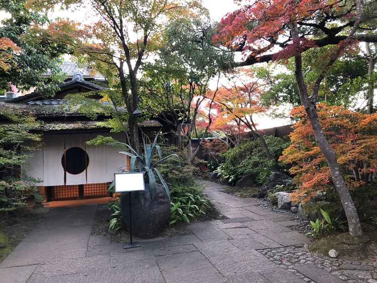 披露宴会場の前の写真。秋のシーズンは紅葉が綺麗なので待ち時間も散歩や写真撮影など楽しんでもらえそう。