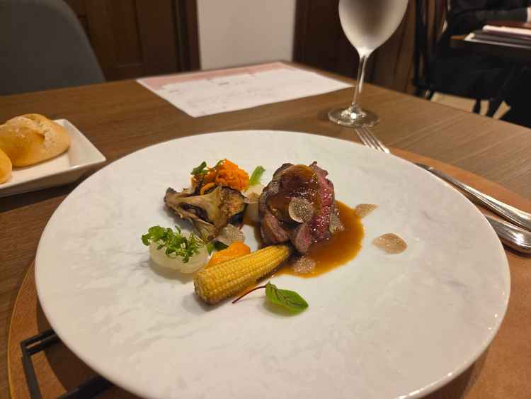 メイン料理②お肉がとても柔らかくて美味しかった。また回りの野菜は季節ごとに旬の野菜になるそう。