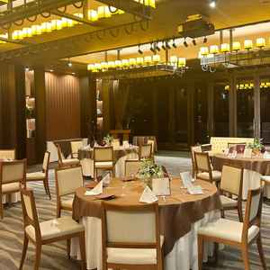 和な雰囲気の披露宴会場。温かみのあるとても落ち着く雰囲気で居心地がとても良かったです。