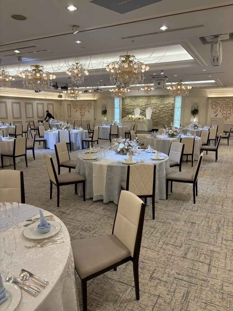 披露宴会場の内装。テーブルクロスの色味を変えることで印象を多少変えることは可能。