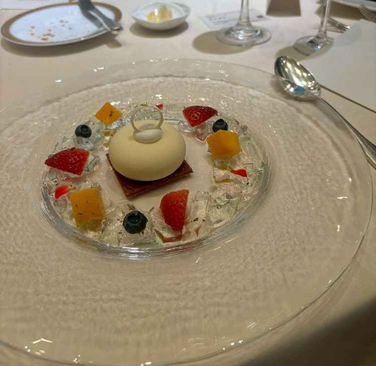 リングピローを模したホワイトチョコレート。リングのカラー変更などオリジナリティーが出せる。