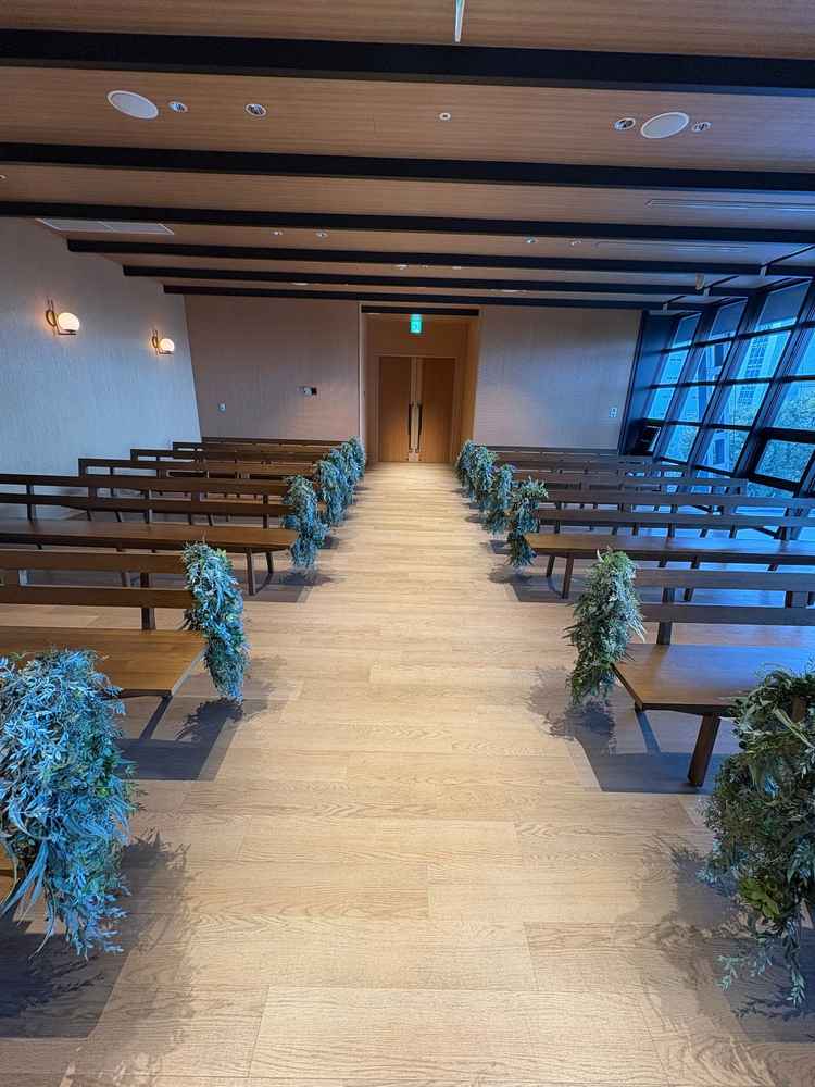 80名のゲストを収容しても余裕がある広さで、夕方の披露宴は外の景色も一つの演出になる。