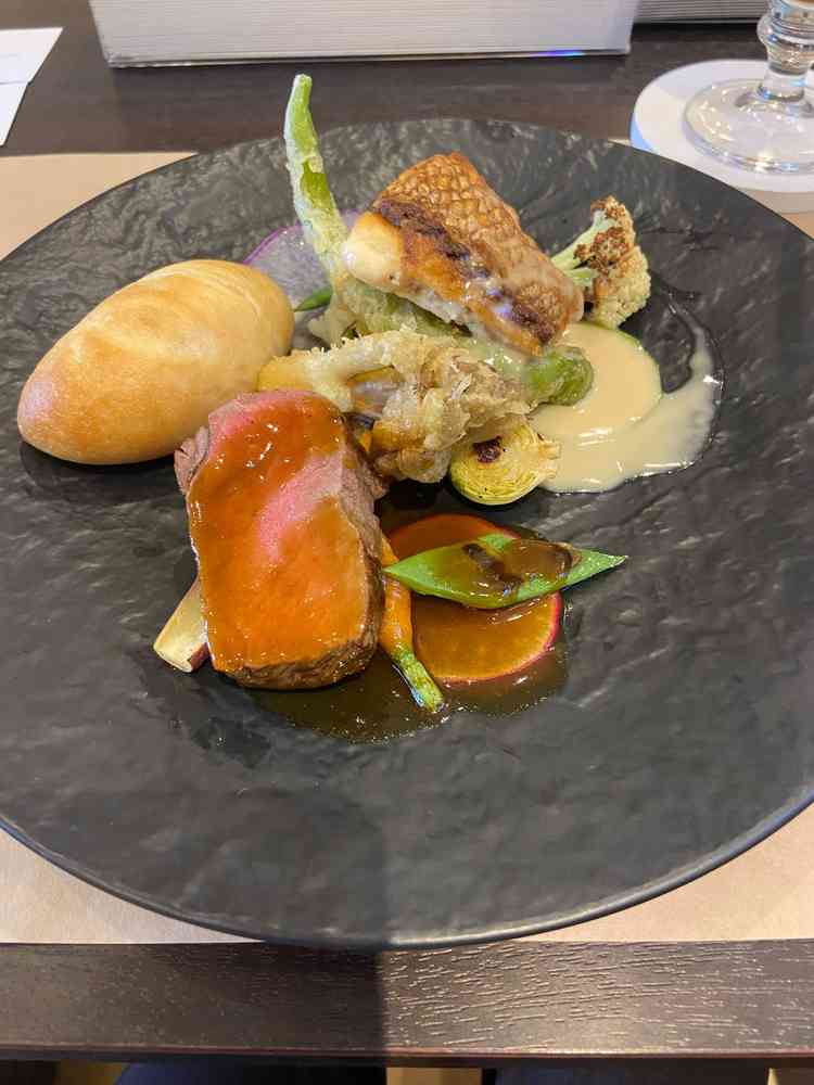 肉が柔らかくてとても美味しかった。魚もソースとか相性が良く美味しかったです