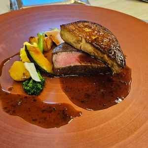 メイン料理(肉)。お肉は柔らかく、フォアグラと相性抜群。ソースがとてもおいしかったです。