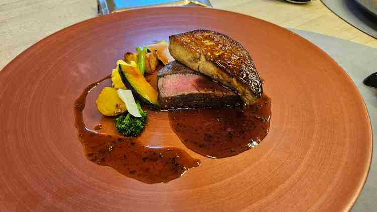 メイン料理(肉)。お肉は柔らかく、フォアグラと相性抜群。ソースがとてもおいしかったです。