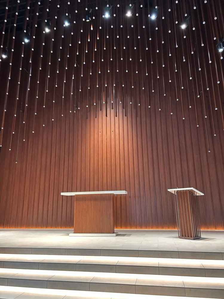 チャペルの中。ライトアップの方法がたくさんあって綺麗だった。