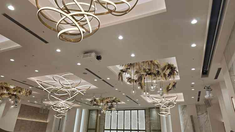 リニューアルされた披露宴会場で、おしゃれな照明と装飾が印象的でした。