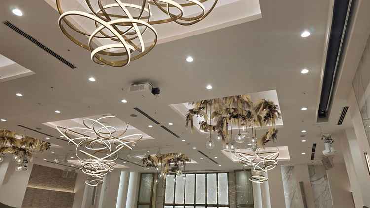 リニューアルされた披露宴会場で、おしゃれな照明と装飾が印象的でした。