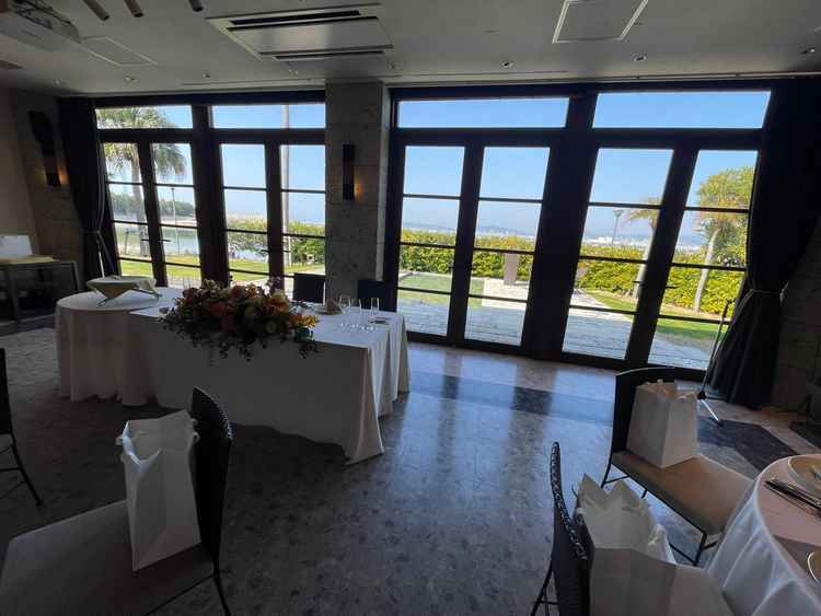 披露宴会場の写真。高砂席の後ろはオーシャンビューでゲストとの写真もバッチリ。