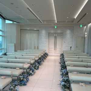 挙式会場。花束の種類によって雰囲気を変えられるようになっていて、スモークを焚いて天空のよ出来るらしい