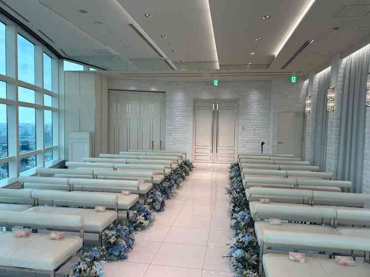 挙式会場。花束の種類によって雰囲気を変えられるようになっていて、スモークを焚いて天空のよ出来るらしい