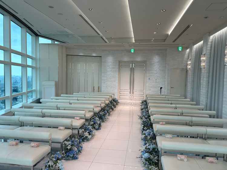 挙式会場。花束の種類によって雰囲気を変えられるようになっていて、スモークを焚いて天空のよ出来るらしい