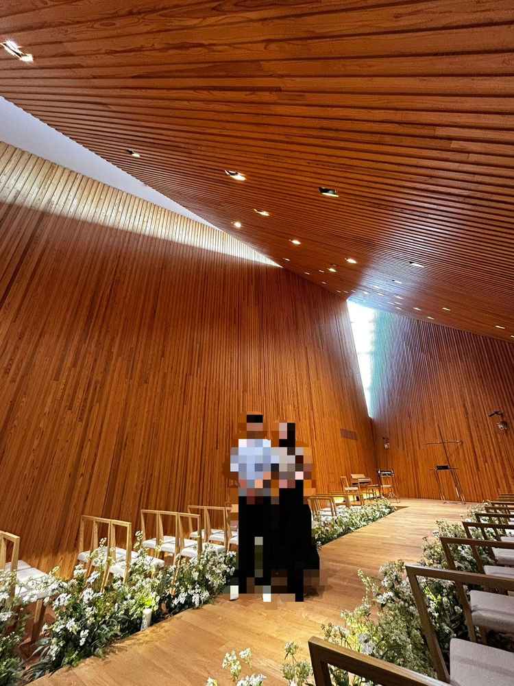全体+自分たちの写真も撮ってくれました。バージンロードに傾斜があるので脚が長く見えます。