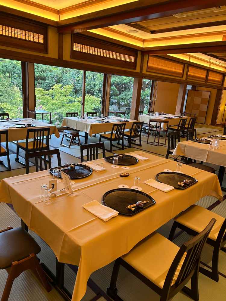 人数が入る披露宴会場。2階にあります。