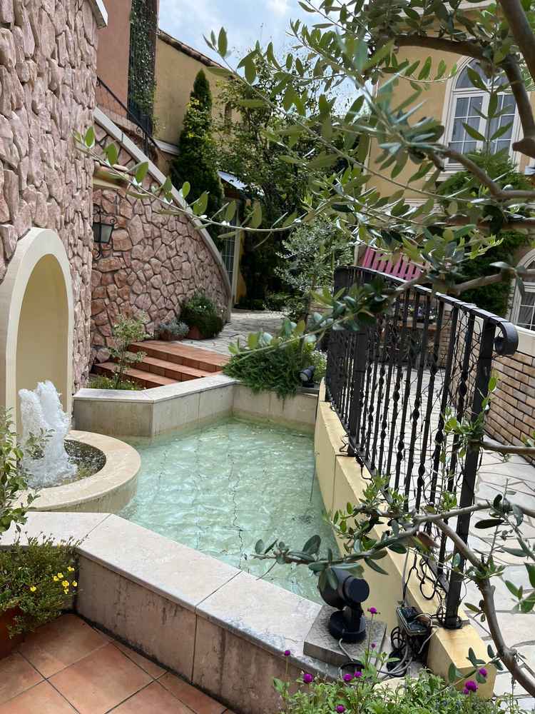 中庭。南フランスをイメージしているようです。フランス風ではなく、本物だそうです。