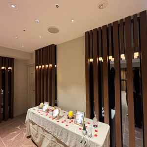 披露宴会場手前のウェルカムスペース。持ち込み料は無料で自由に装飾できるのは魅力的。